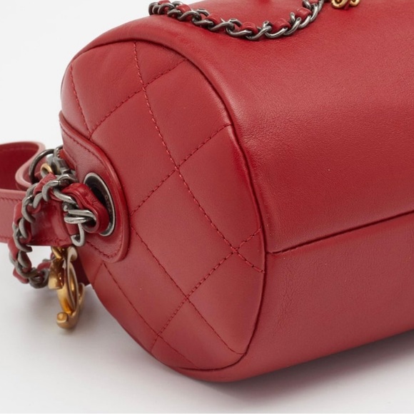 Chanel 
New Calfskin Chain 20s Signature Bowling Bag Red. Written in chain. - Picture 5 of 11